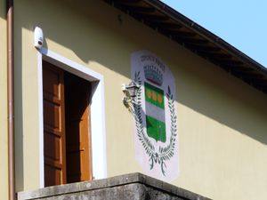 벽면의 문양은 아이롤레의 휘장이다.