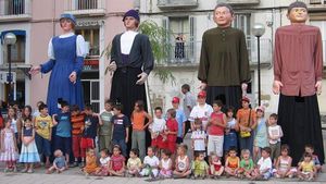매년 산타 레티시아 축제의 일환으로 행진하는 아이에르베의 자이언츠