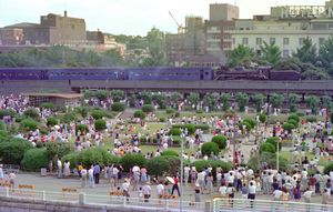 옛 야마시타 공원 앞에 있던 화물선야마시타 림항선을 주행하는 SL, 요코하마 개항 120주년 기념호(1980년 6월)