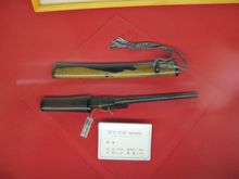 단도 외장에 관타식 단발총을 숨긴 "단도 철포". 막말에 제작된 것으로 추정되며, 구마모토성 천수각 구마모토 시립 구마모토 박물관 분관에 전시되어 있다.