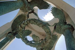 아치 상단의 독수리 조각