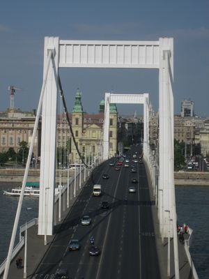 요철로 포인트를 준 주탑