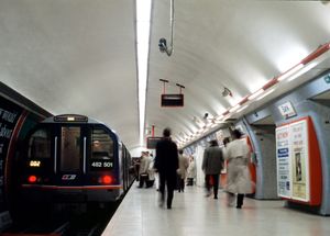 뱅크 역에 정차한 네트워크 사우스이스트 도색 482형 전동차