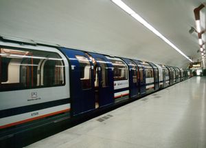 뱅크 역에 정차한 네트워크 사우스이스트 도색 482형 전동차