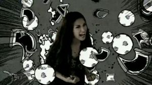 사이토 와타루가 감독한 뮤직 비디오에 출연한 Superfly.