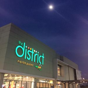 아얄라 노스 포인트의 더 디스트릭트 - 노스 포인트(The District - North Point)는 시내 주요 쇼핑 장소이다.