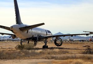 피날 에어파크에서 부품 분해되는 보잉 757-200