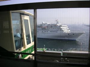 역 승강장에서 포트 터미널 부두(Q1)에 접안 중인 배를 바라봄