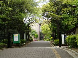 소아이 대학 정문 (2013년 5월)