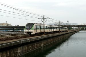 푸둥 국제공항 역에 진입하는 2호선 AC17B열차