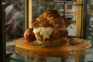 독일식 버전으로, 빈트보이텔(windbeutel)이라고 알려져 있다.