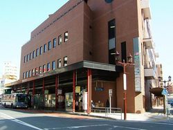 하라 터미널 빌딩 (2005년 2월, 버스 승강장 병설)