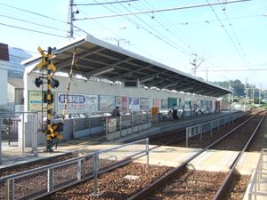 히로덴니시히로시마 방면 승강장과 구내 건널목