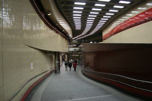 역 대합실에서 북쪽으로 바라본 내행 승강장과 그 위의 외행 승강장 전망