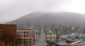 콘스톡 하이츠에서 바라본 Crescent Avenue의 모습, 배경으로 월든 리지가 보인다