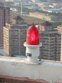 중국 창저우의 고층 건물 꼭대기에 있는 항공 장애 등 클로즈업