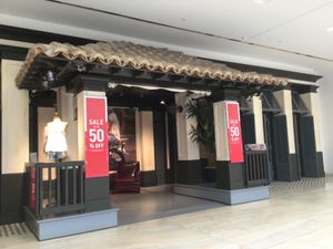 앨버타 에드먼턴의 웨스트 에드먼턴 몰에 있는 홀리스터 매장의 새로운 매장 정면