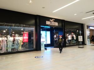 앨버타 에드먼턴의 웨스트 에드먼턴 몰에 있는 홀리스터 매장의 해변 오두막 스타일 매장 정면. 매장 내부는 오늘날에도 해변 오두막 스타일을 유지하고 있다.