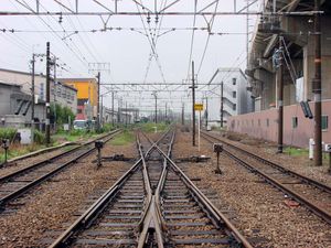 쓰카모토 신호장（왼쪽이 오사카 방면, 오른쪽이 고베 방면）