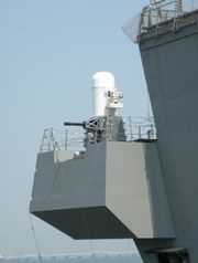 함미 스폰슨에 설치된 CIWS. 갑판보다 낮아 사각이 제한된다.