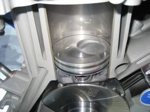 2010~2017년형 포드 에코부스트 3.5 L 엔진 피스톤 상단의 소용돌이형 공동