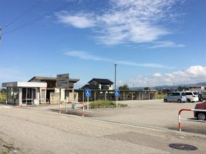 역 앞 (2018년 10월. 주차장・대합실・화장실을 병설)