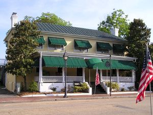 메인 스트리트에 있는 1752년 선술집으로, 현재 스미스필드 인(Smithfield Inn)으로 운영되고 있다.