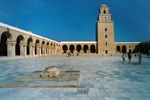 튀니지 카이루안에 있는 시디 오크바 모스크(:en:Great Mosque of Kairouan)의 큰 안마당