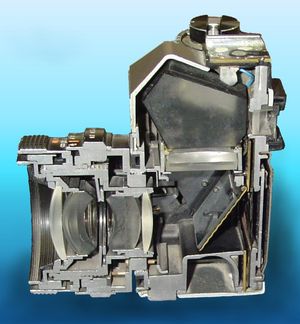 오각 프리즘을 보여주는 프락티카 L2의 단면도.