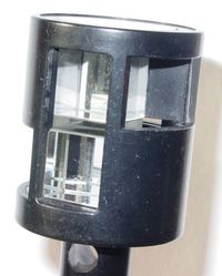 측량에 사용되는 이중 오각 프리즘.