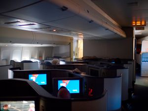 델타항공 747-400 주 갑판 BusinessElite 객실