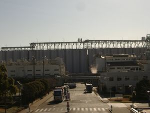 식물유 공장의 콩 사일로