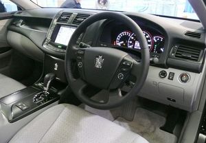 일본 시장용 G-Book 터치스크린 기능을 갖춘 도요타 크라운 애슬리트의 내부