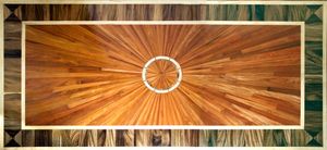 현관 홀을 장식하는 정교한 쪽모이 마루.