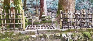 아와노나이시 등 공양탑군 (앞열 아와노나이시/다이나곤노사노츠보네/지부쿄노츠보네/우쿄다이부, 뒷열 코지쥬노츠보네)