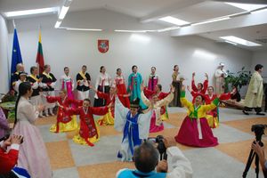 센터에서 열린 한국 문화 공연. 공연 및 발표를 위한 공간이 활용된다.