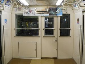 02계 제29편성 승무원실 칸막이칸막이 문과 창의 크기가 통일됨