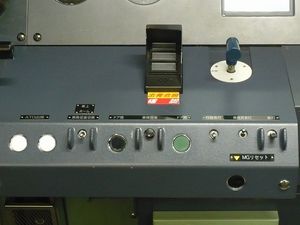 오른쪽 확대ATO 출발 버튼, 문 개폐 스위치 등이 있다