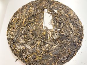 제차 직후의 보이차 생차. 거의 녹차에 가깝다. 참고로, 짜여져 있는 종이는 내비라고 하며, 위조 방지 태그이다.