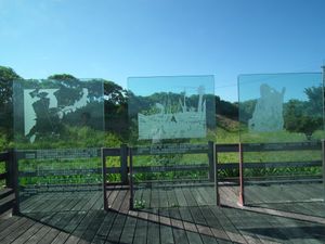 일본군의 침공을 설명하는 설명판. 왼쪽은 상륙한 근위 사단의 행군로, 가운데는 밀려오는 군함, 오른쪽은 군을 이끌었던 기타시라카와노미야 요시히사 친왕을 나타낸다.