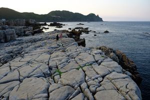 룽둥 암장. 멀리 보이는 곶은 루이팡구의 비터우각이다.