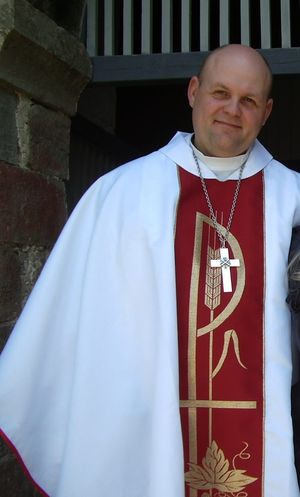 카술라를 착용한 에스토니아 루터교회 목사