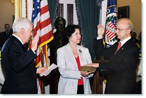 성경을 들고 선서하는 9대 미국 기록관 아렌 와인스타인(오른쪽)