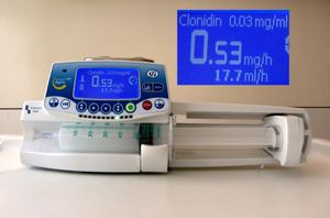 주사기펌프. 주사기가 내장되어 있다. 시간당 유량(ml/h)을 소수점 첫째 자리까지 설정할 수 있다.