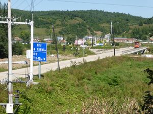 km}} 떨어진 곳에 위치