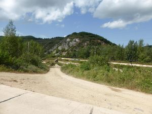 오삼(五卅) 사건 지휘부 터 정면에는 개울이 있다.