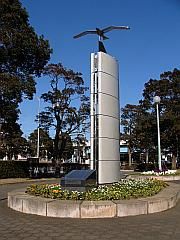 지바 미나토 역 근처 린코 프로무나드에 세워진 자매 도시 기념비(2005년 1월)