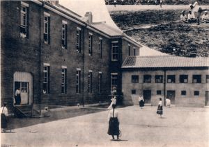 여학생들이 배드민턴을 치고 있다.