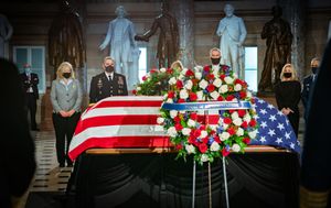 미국 의회 의사당에 안치된 긴즈버그 판사의 관(2020년 9월 25일). 대통령, 부통령을 비롯한 많은 요인들이 조문을 왔다.