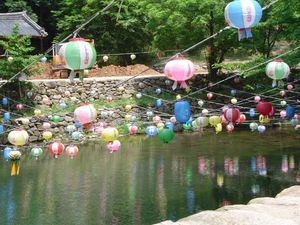 송광사 사찰에서 부처님 오신 날 행사 중 등롱 장식.